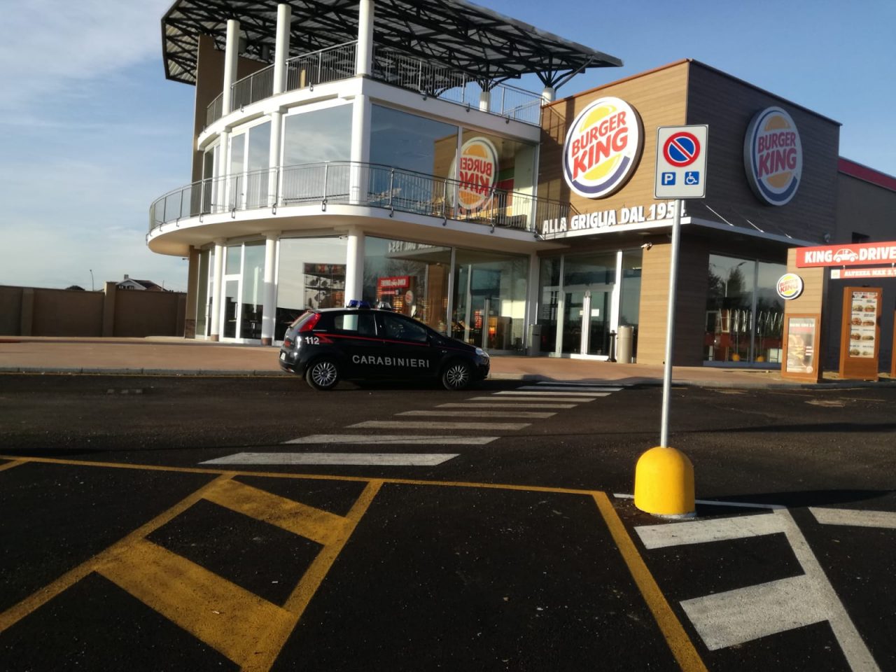 Burger King banditi sfondano il muro per rubare la cassaforte