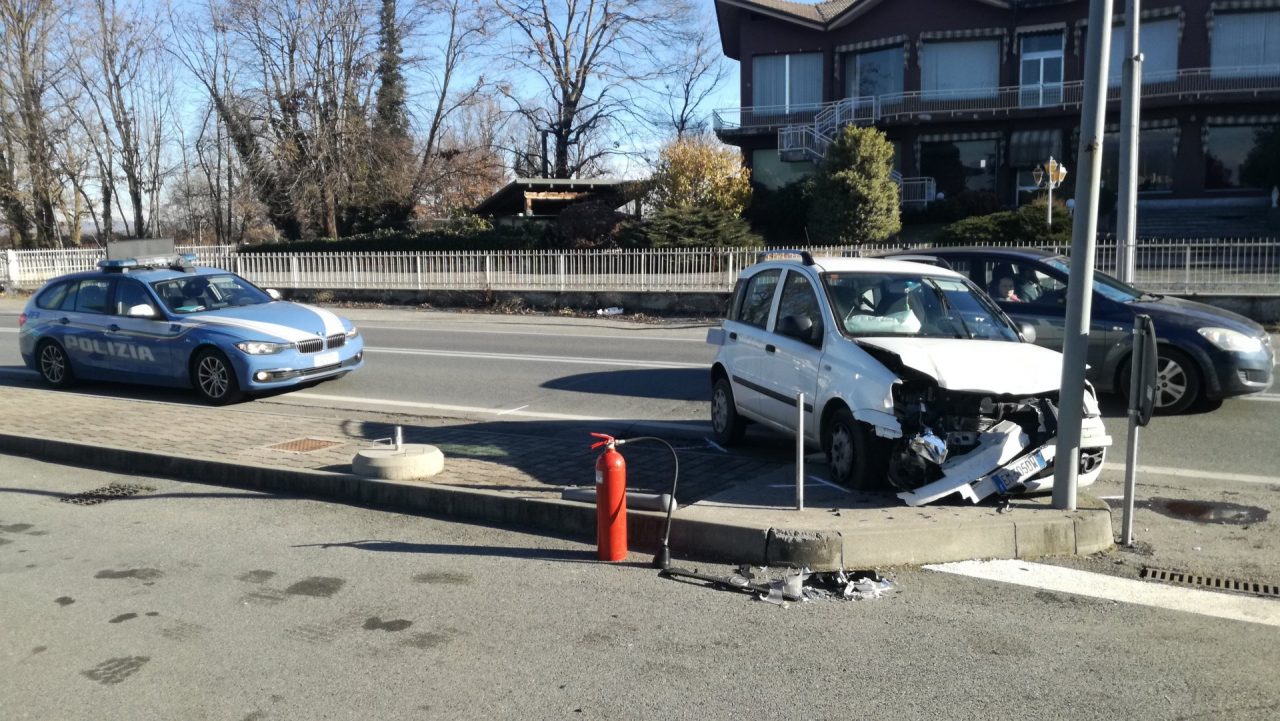 Scontro tra due auto a Feletto in tre finiscono all’ospedale