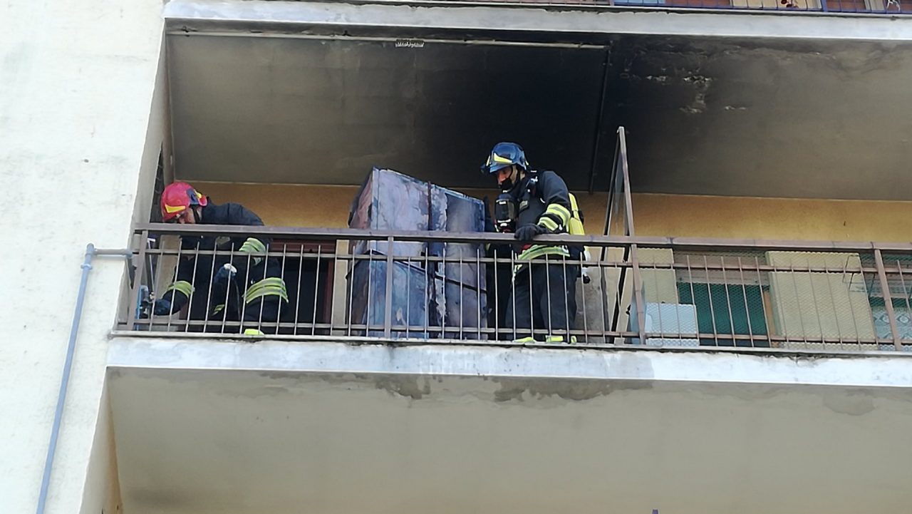 Fiamme in alloggio attimi di paura in un condominio di Forno