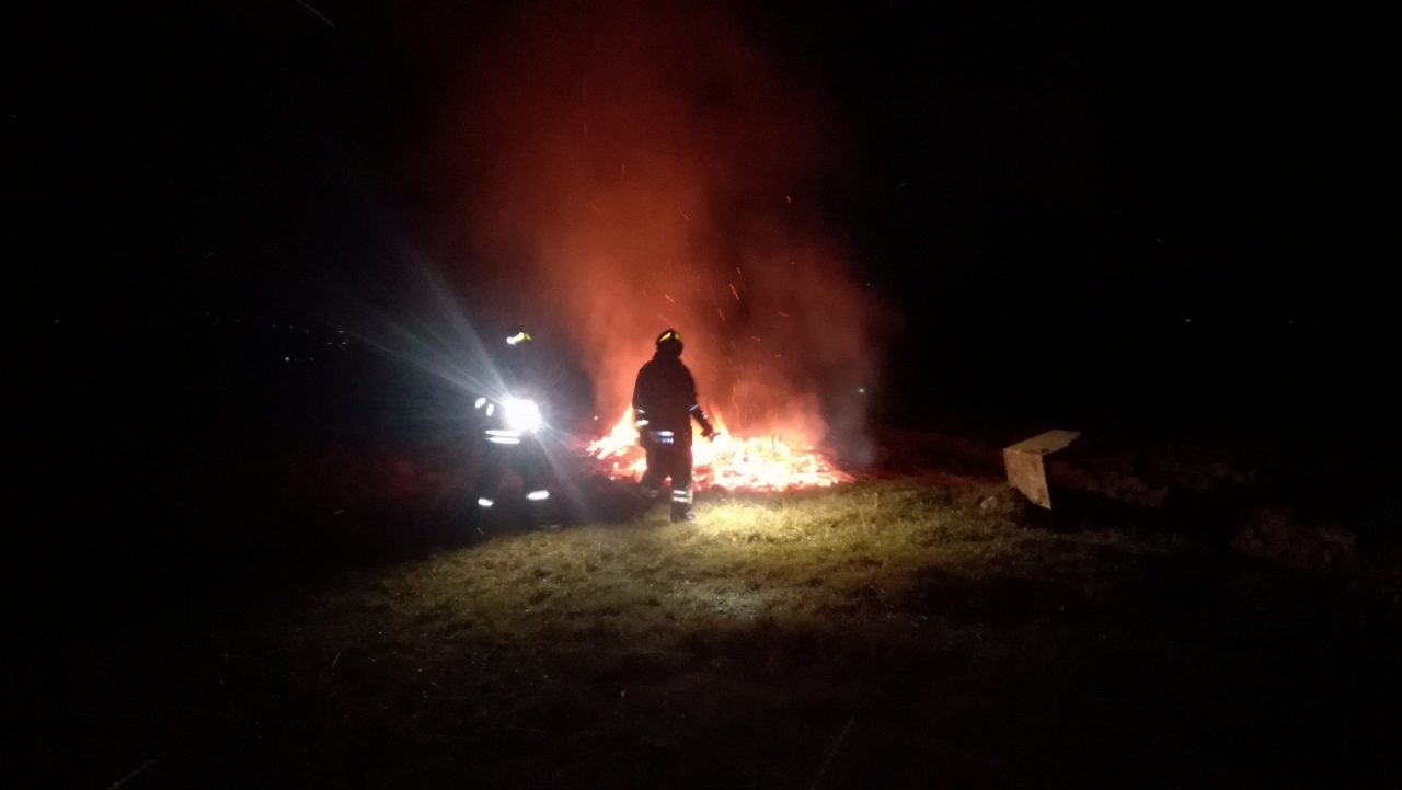 Sterpaglie a fuoco, pericolo per alcune abitazioni a Valperga