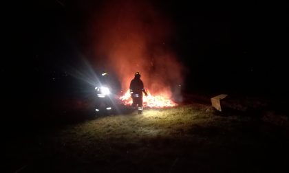 Sterpaglie a fuoco, pericolo per alcune abitazioni a Valperga