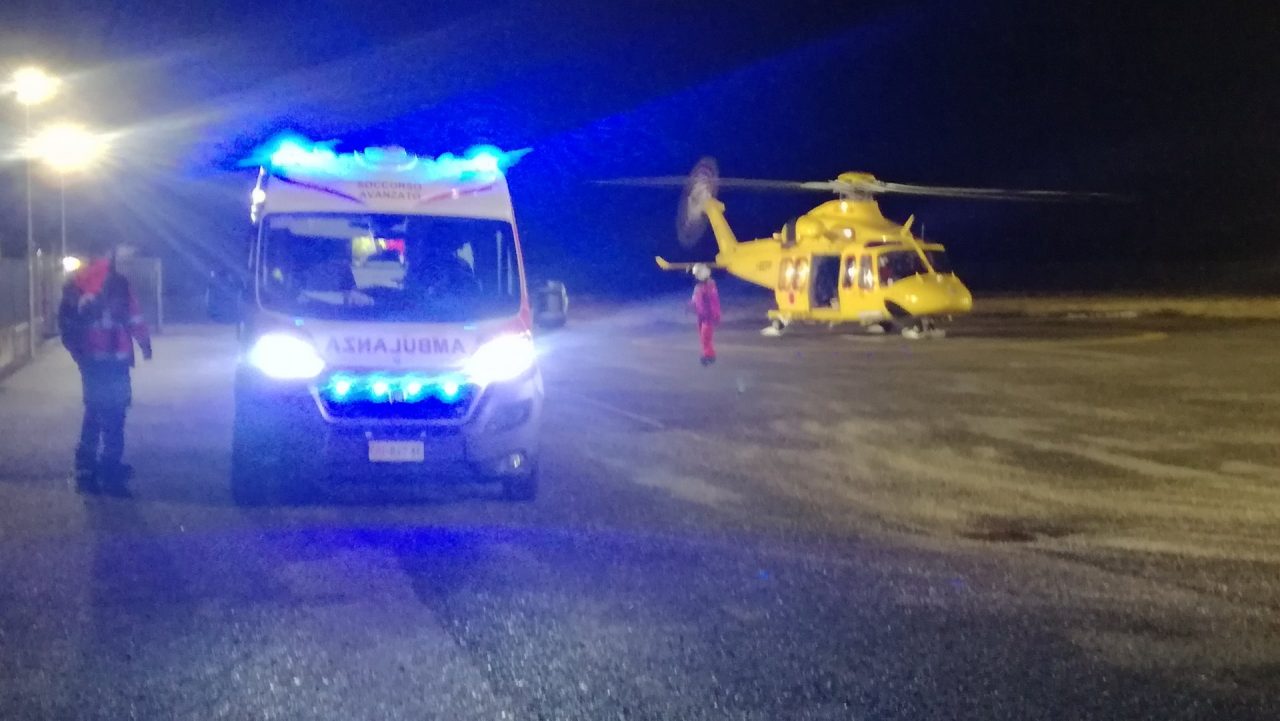 Cade dalle scale in piena notte, rivarese è grave al Cto