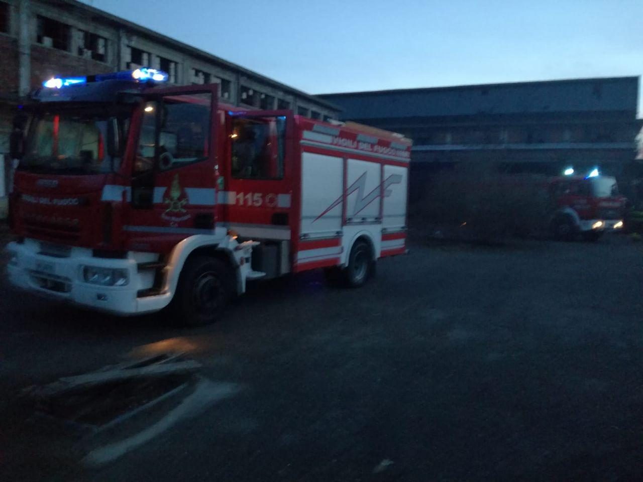 Incendio in un sito industriale in disuso a Ciriè