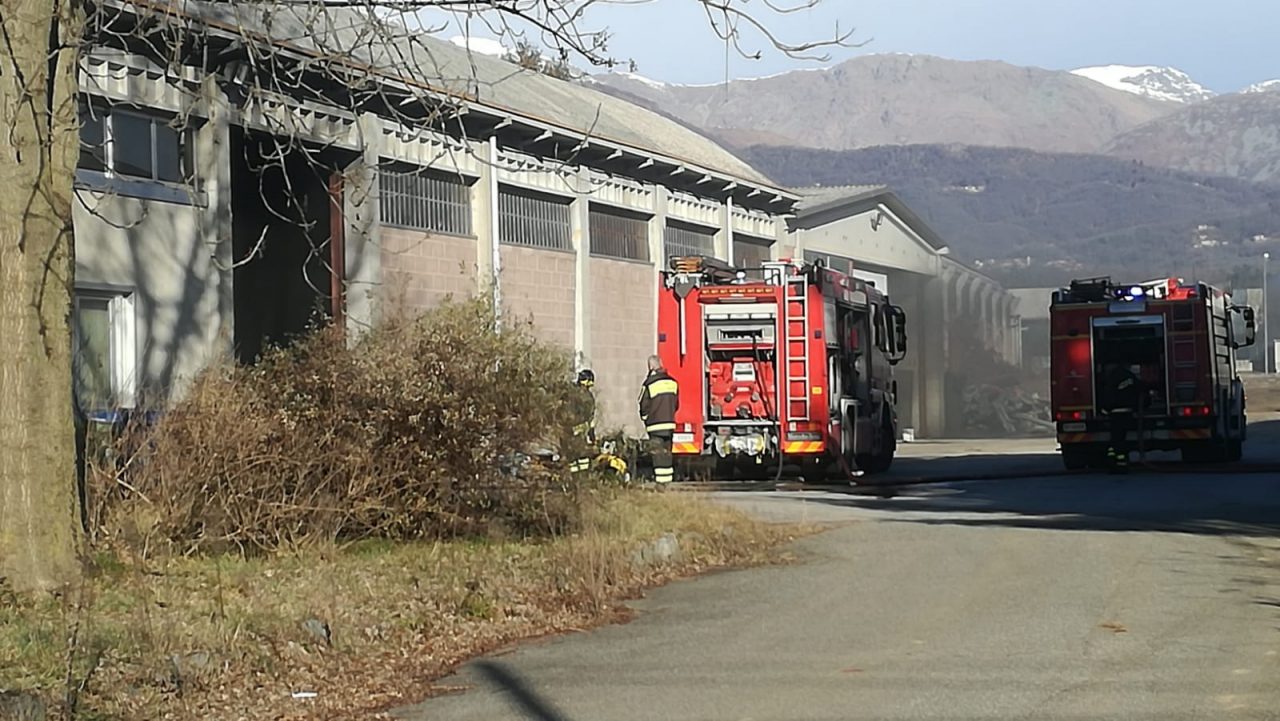 Incendio in un capannone tra Castellamonte e Bairo