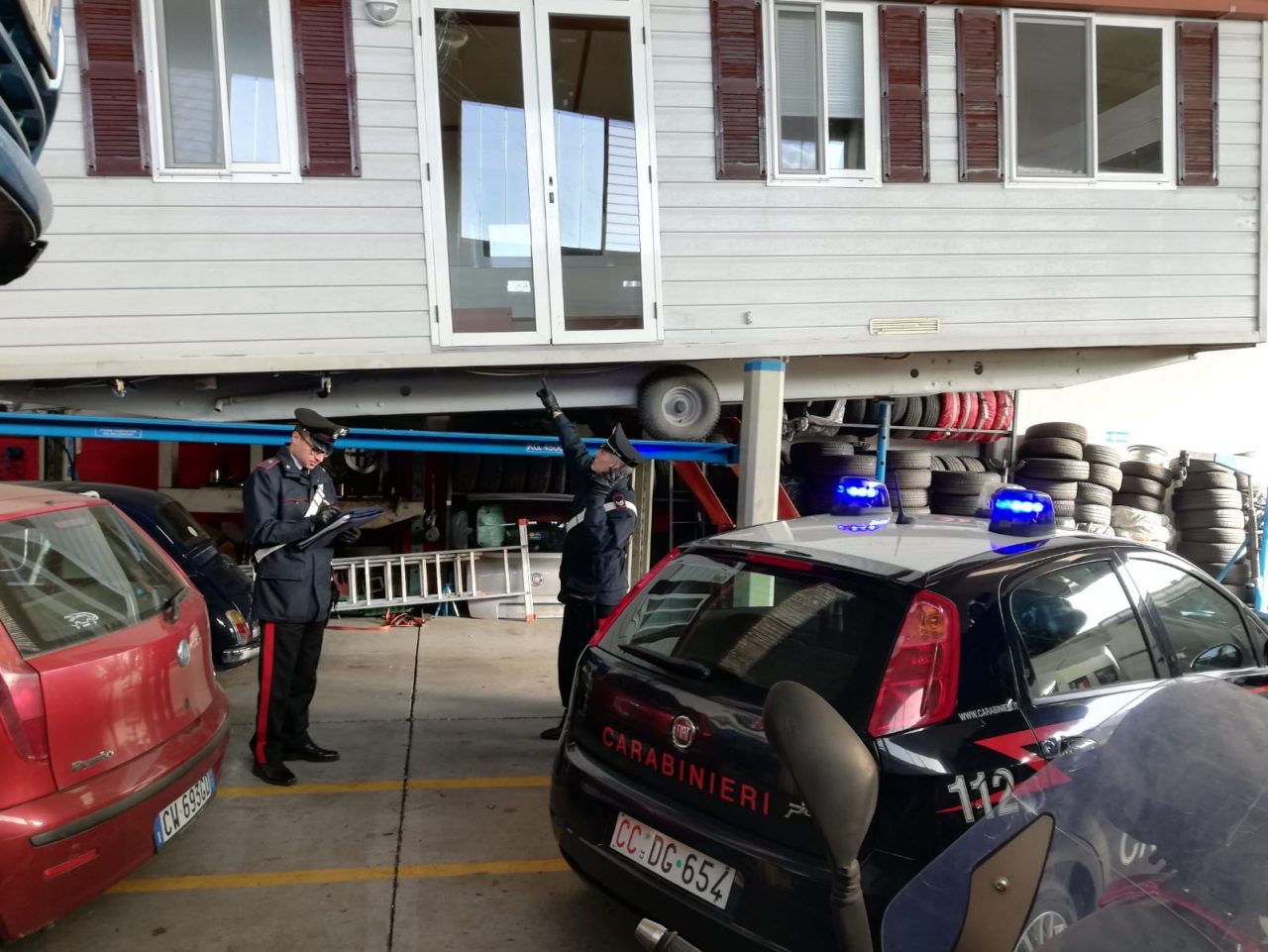 Ruba la casa dell’anziano deceduto, denunciato