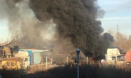 Incendio a Bosconero, fuoco di sterpaglie si propaga a mezzi parcheggiati