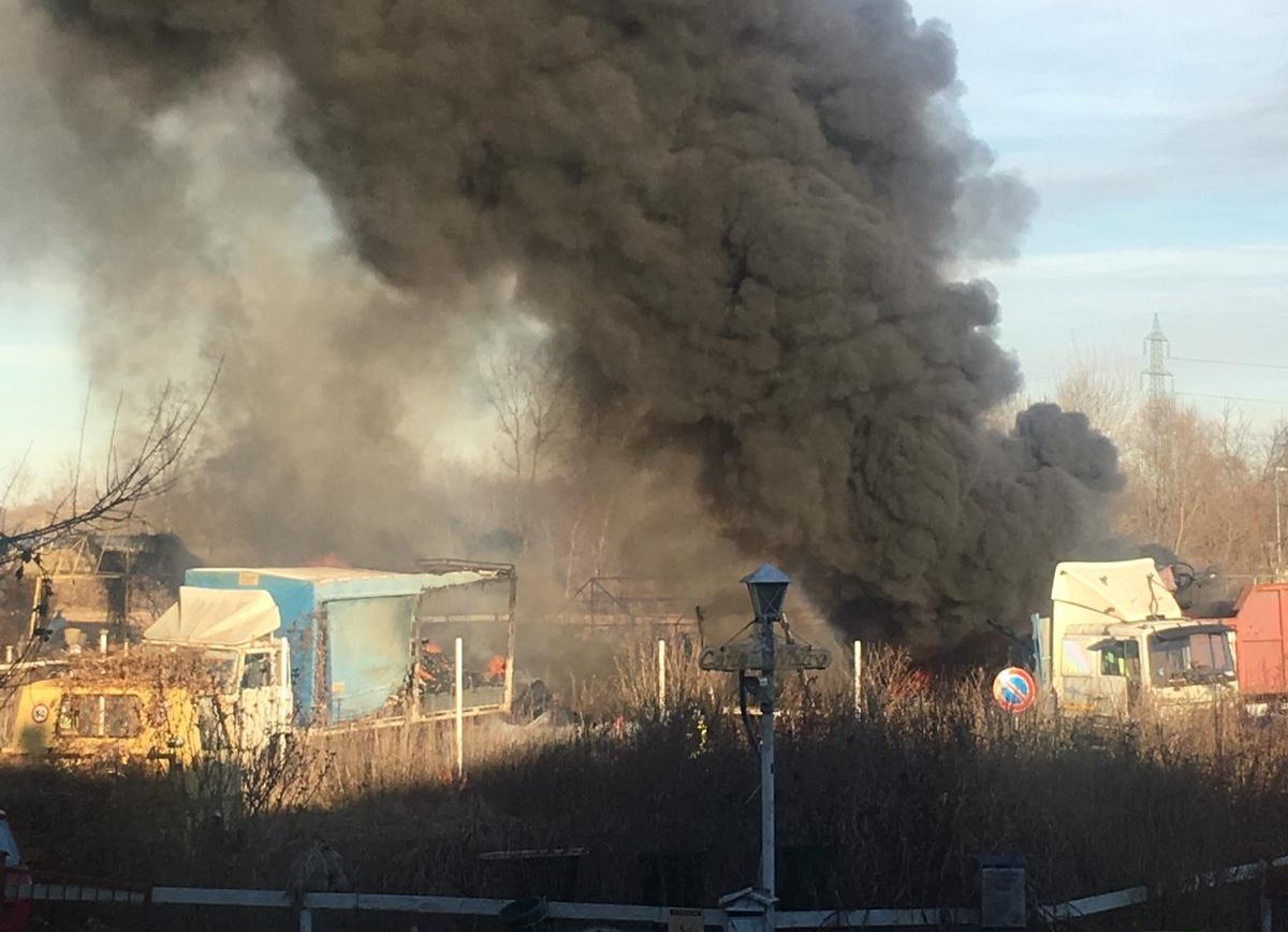 Incendio a Bosconero, fuoco di sterpaglie si propaga a mezzi parcheggiati