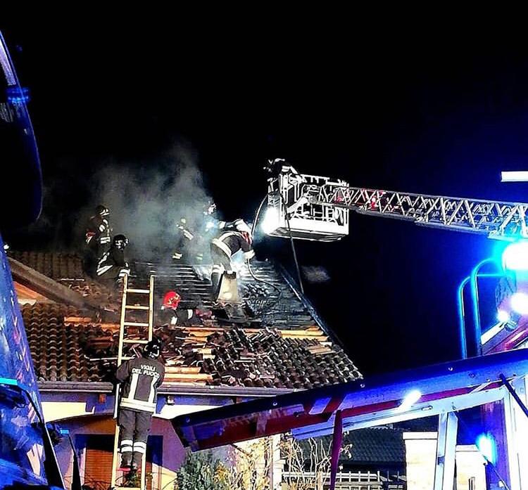 Incendio in abitazione nella notte, nessun ferito
