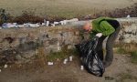 Maleducazione a Cuorgnè: banchettano al Ponte Vecchio e non puliscono | FOTO e VIDEO
