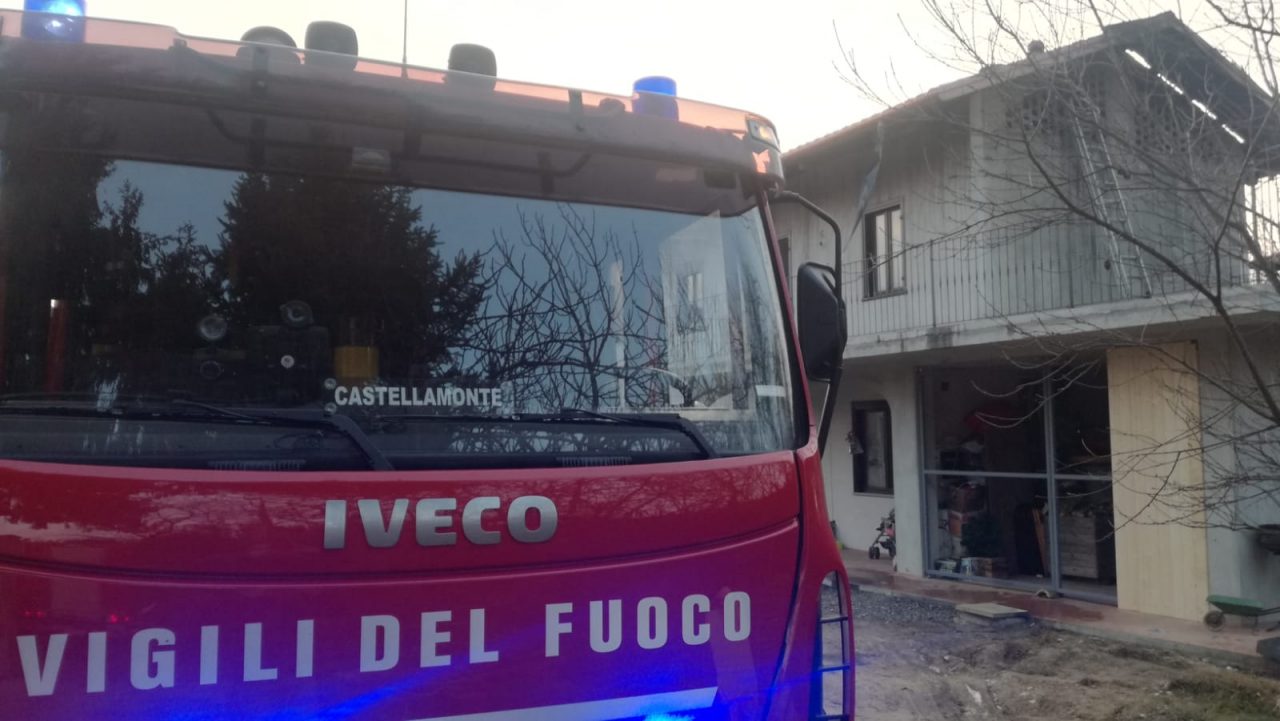 Tetto in fiamme a Pertusio in una cascina | FOTO
