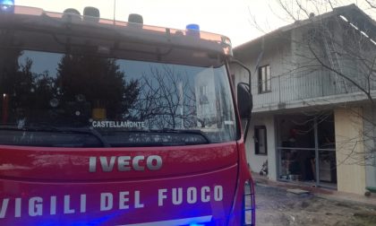 Tetto in fiamme a Pertusio in una cascina | FOTO