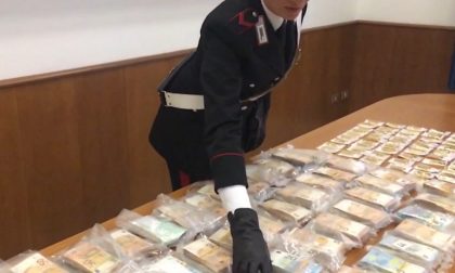Lingotti d'oro e denaro contante: scoperto tesoro in un self storage | FOTO e VIDEO