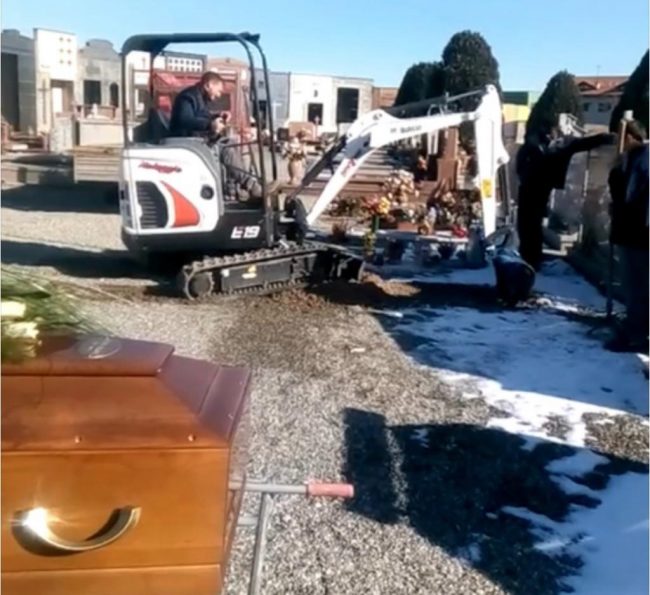 La famiglia del morto aspetta due ore prima di seppellirlo: non c’era la fossa I VIDEO