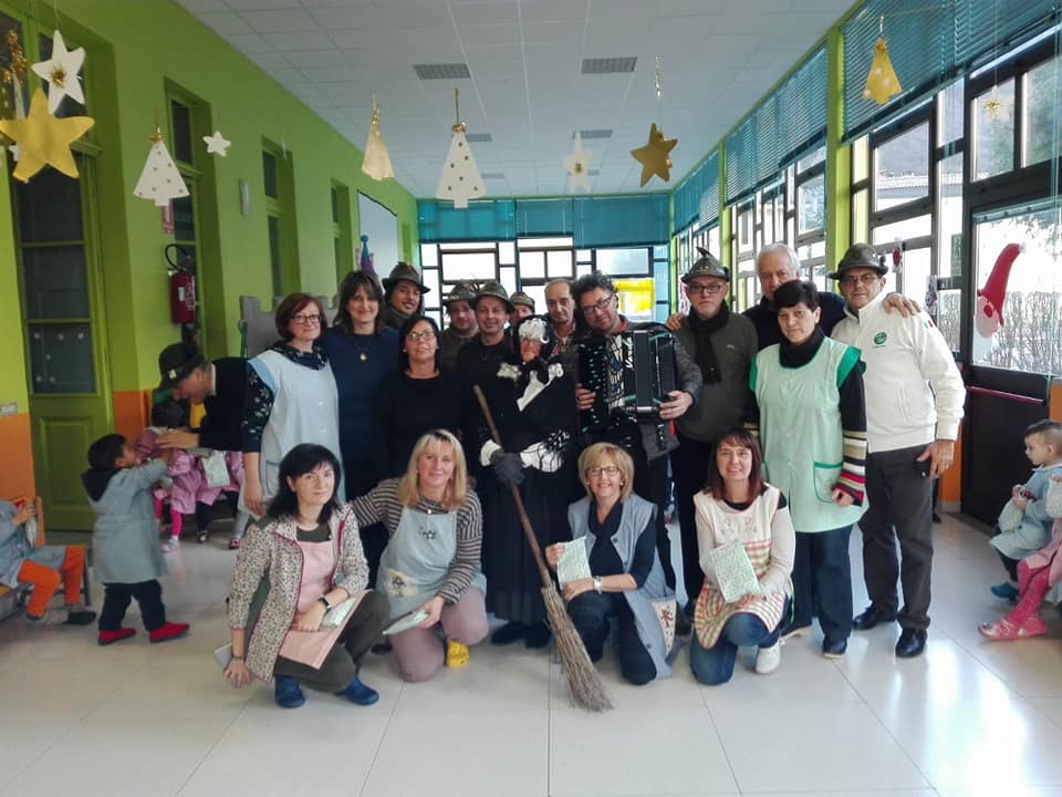 Befana Alpina a Pont in visita alla scuola materna