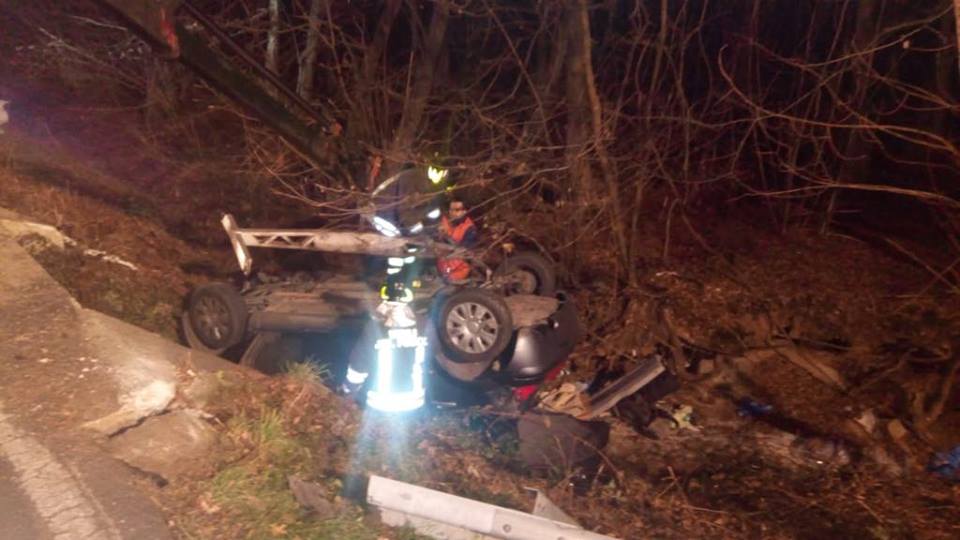 Fiano, auto esce di strada e si ribalta