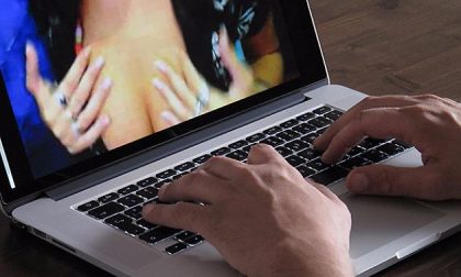 Ricatti web: «Paga o diciamo a tutti che guardi film porno»