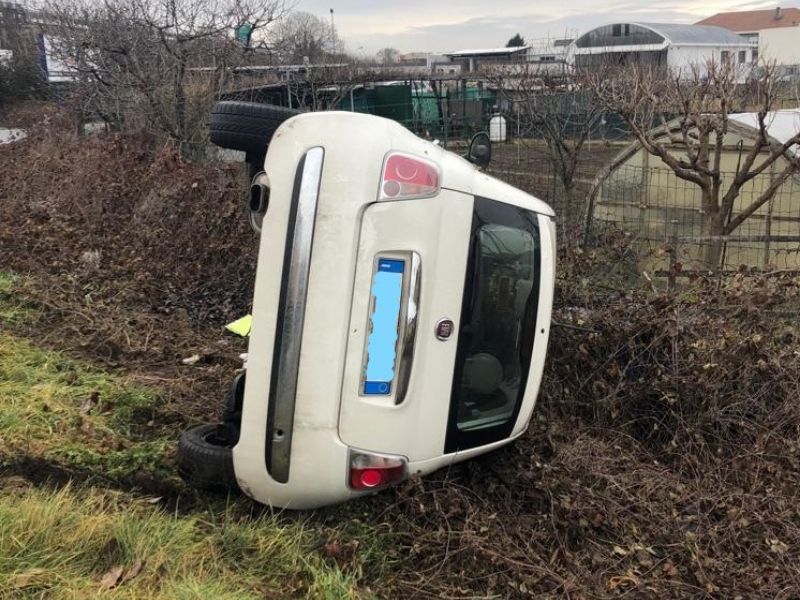 Auto ruote all’aria: 60enne estratta dall’abitacolo dai soccorritori