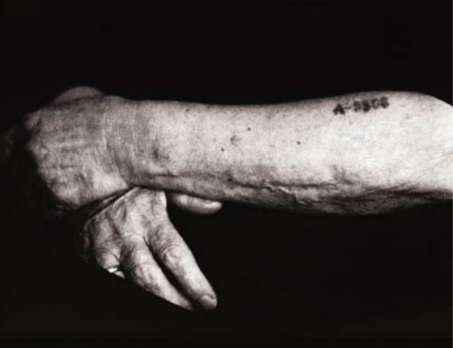 “Sopravvissuti. Ritratti memorie voci” in mostra alle officine H
