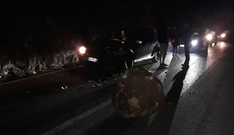 Pessinetto: masso si stacca dalla montagna e finisce in strada
