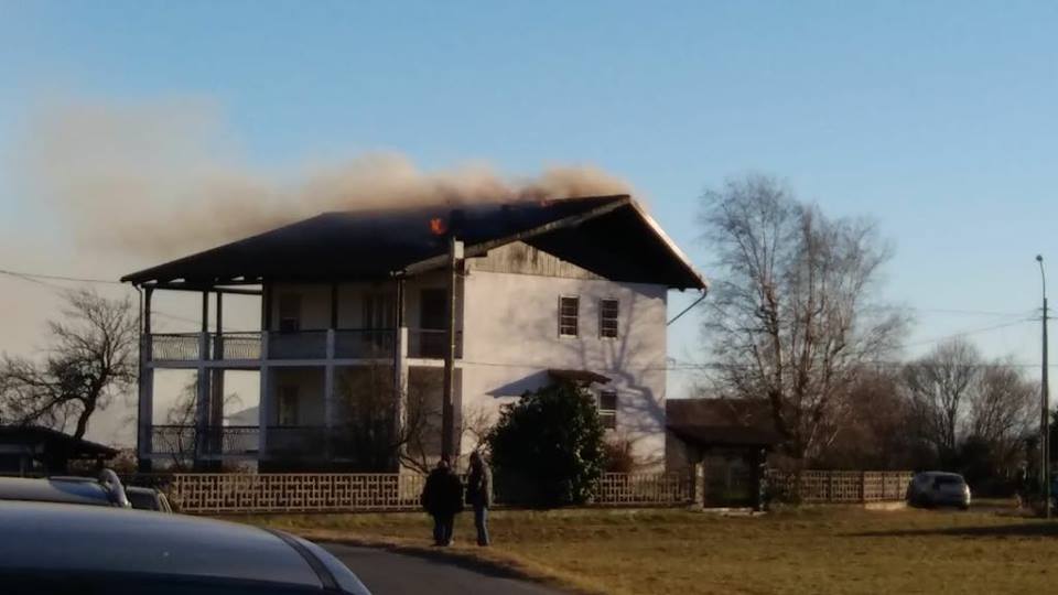 Balangero, a fuoco il tetto di una casa