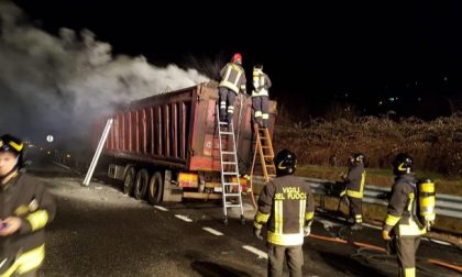 Camion in fiamme sulla A26: autista si salva sganciando il rimorchio