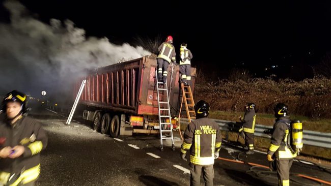 Camion in fiamme sulla A26: autista si salva sganciando il rimorchio