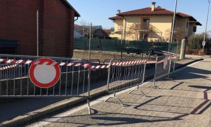 Camion danneggia il muro di cinta della scuola e scappa