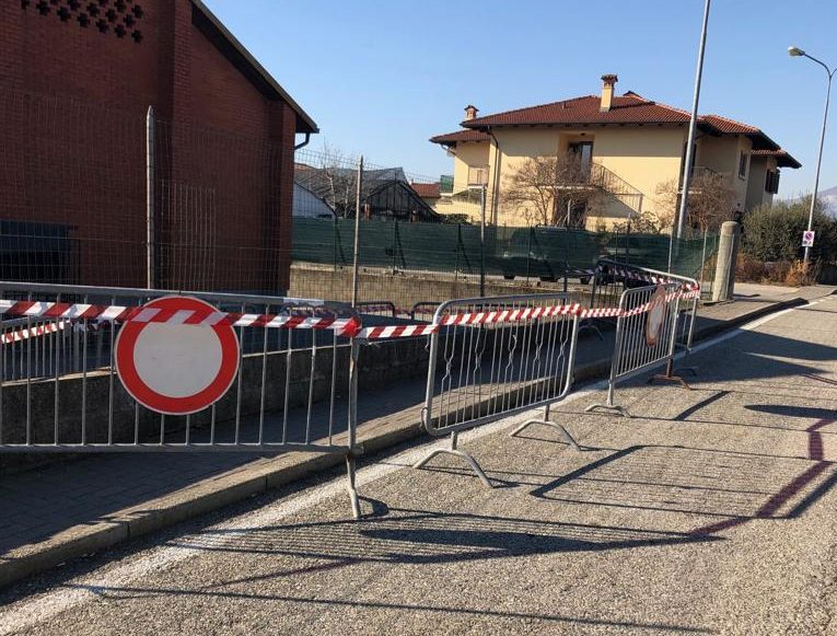 Camion danneggia il muro di cinta della scuola e scappa