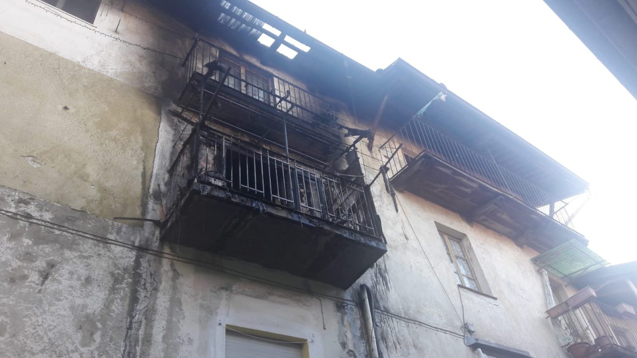 Fiamme in pieno centro a Cuorgnè: fuoco in via Rivassola