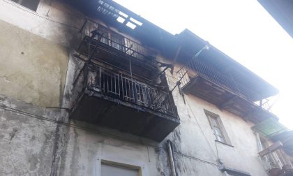 Fiamme in pieno centro a Cuorgnè: fuoco in via Rivassola