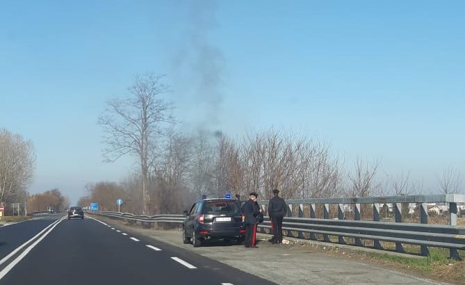 Incendio a Leini vicino alla “460”: il fuoco si avvicina alla strada