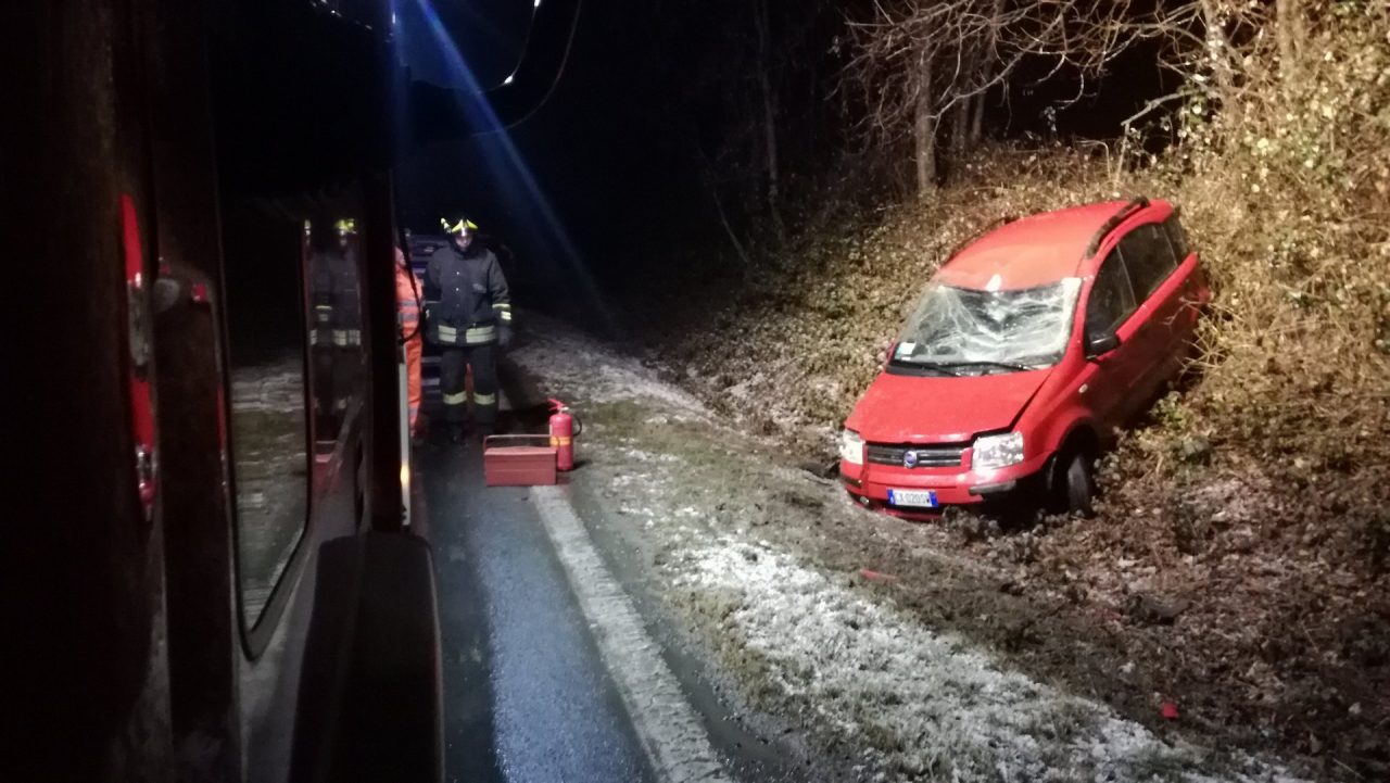 Auto fuori strada sulla Circonvallazione, giovane illesa