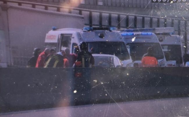Incidente in autostrada a Chivasso, due anziani incastrati in auto