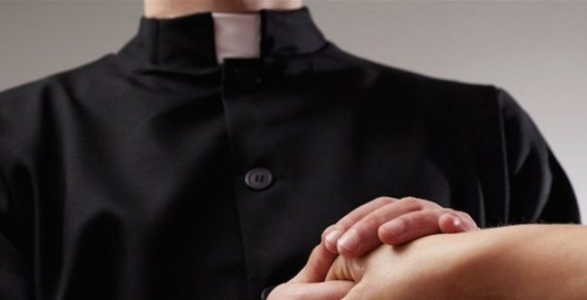 Parroco novarese si innamora e lascia la chiesa