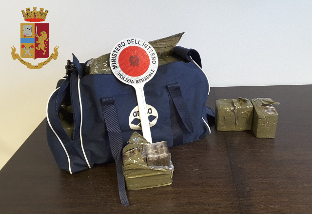 Fermato alla guida col cellulare, in macchina aveva 25,5 chili di hashish
