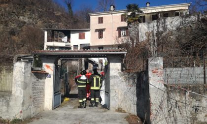 Aggredisce dipendenti Scs e lancia massi sulla municipale poi scappa | FOTO e VIDEO
