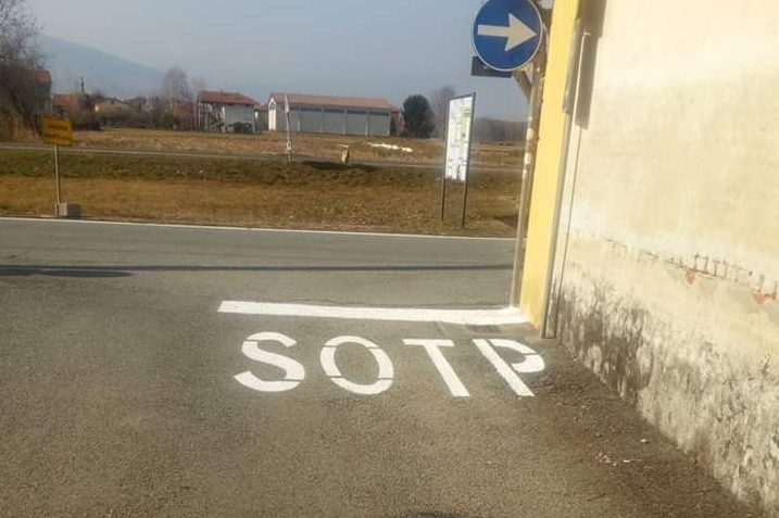 “Sotp”! La segnaletica bizzarra di Nole scatena i commenti sul web