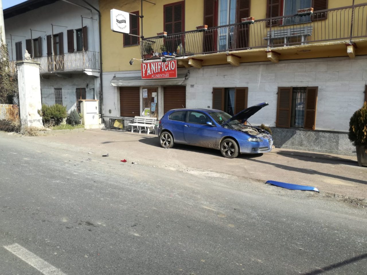 Scontro fra auto e furgone, ferita una donna incinta | FOTO