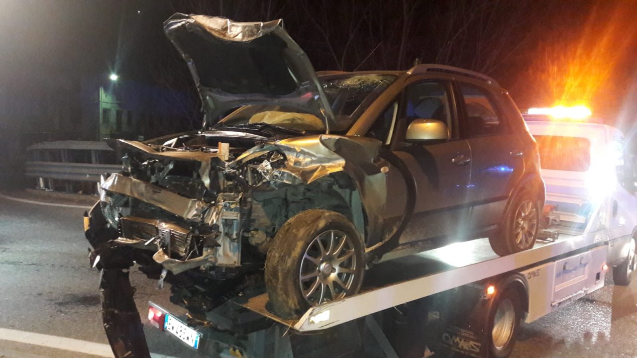 Scappano senza pagare il conto e si schiantano sulla 460 | FOTO e VIDEO