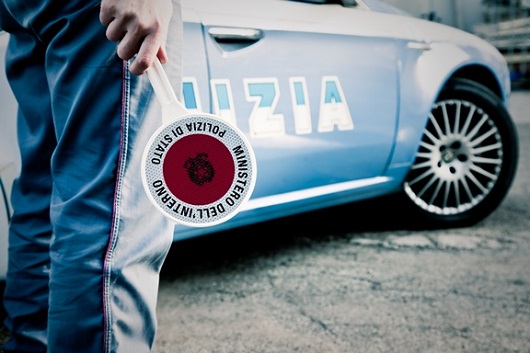 Stalker tentato di rubare le carte bancarie