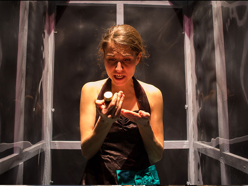 Giulia Pont in scena a Bosconero con Effetti indesiderati anche gravi