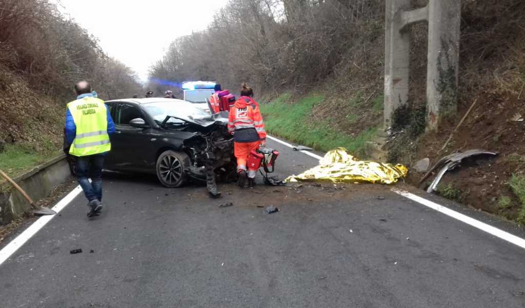 Travolti da un’auto mentre stavano lavorando, morti due cantonieri a Mazzè