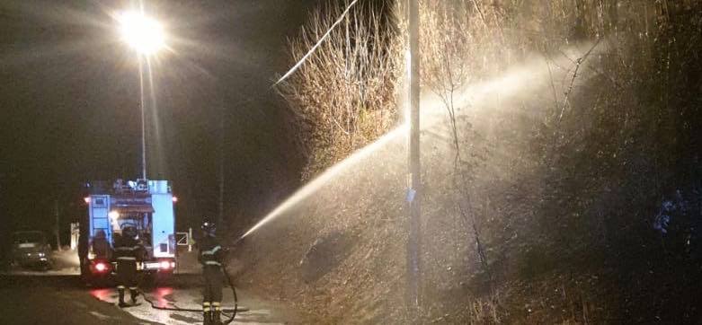 Balangero: incendio boscaglia, vigili del fuoco al lavoro