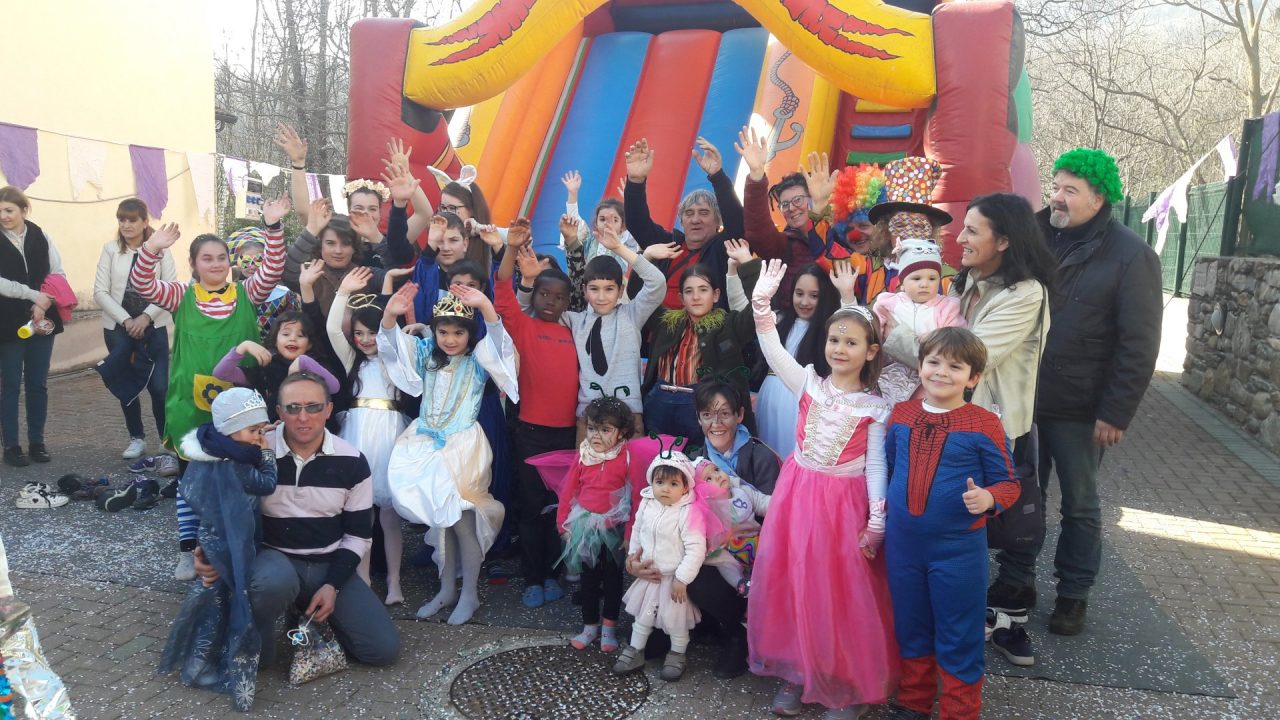 Super eroi e principesse per la sfilata di Carnevale
