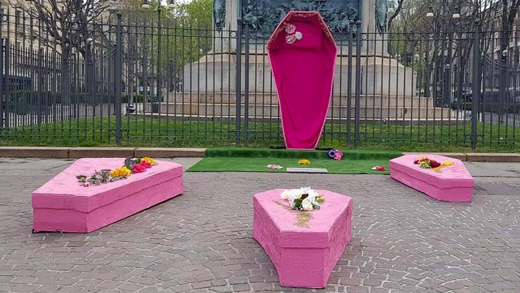 Quattro bare rosa in piazza Solferino. Mister Pink è tornato