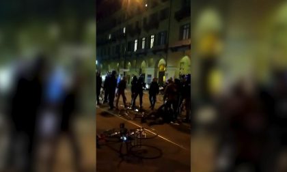 Scontri fra polizia e centri sociali al corteo della Critical Mass | VIDEO