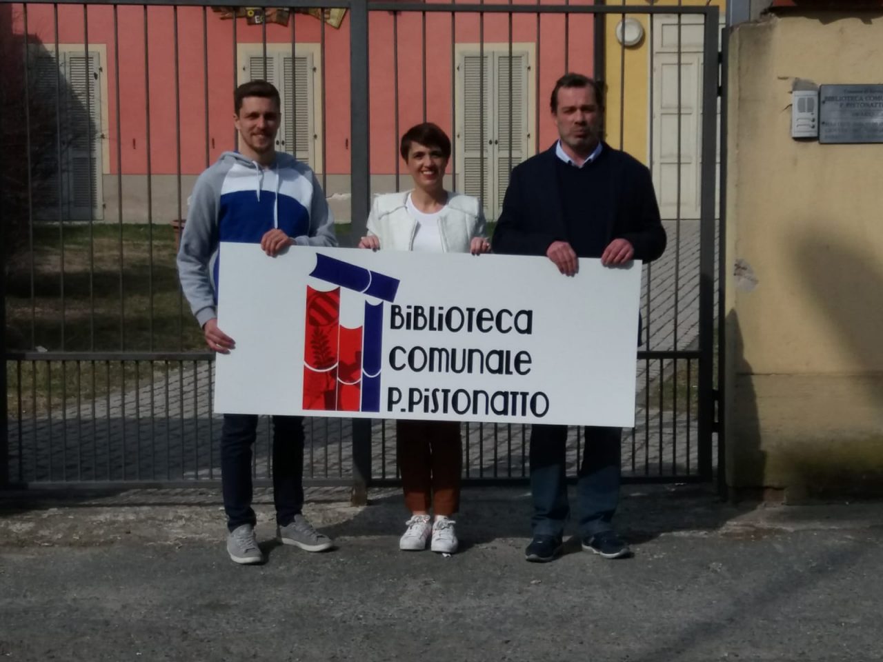 Nuova insegna per la biblioteca di Favria grazie alla minoranza