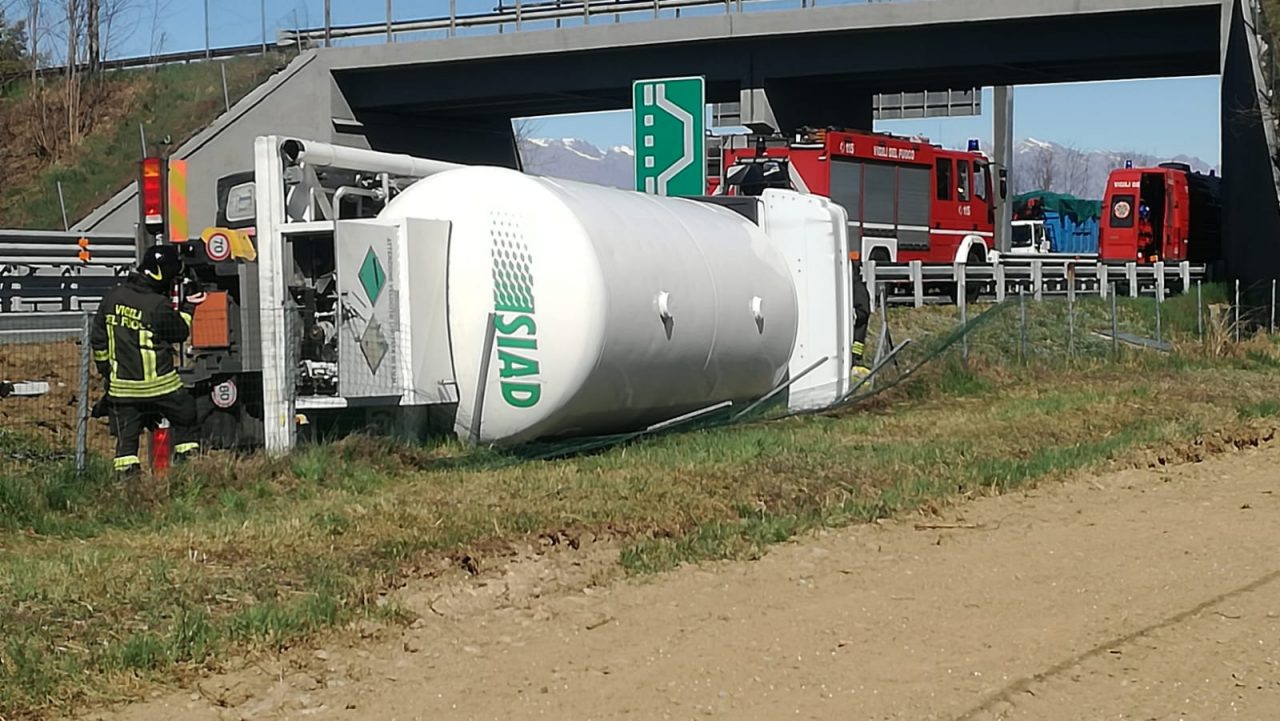 Volpiano: Camion cisterna si ribalta sull’autostrada Torino-Aosta