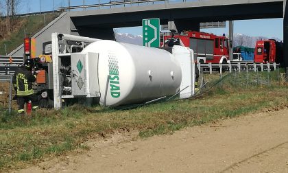 Volpiano: Camion cisterna si ribalta sull'autostrada Torino-Aosta