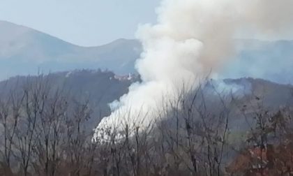 Incendio in zona Riborgo: Aib e Vigili di fuoco in azione